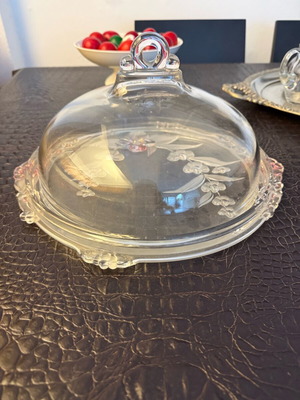 Vintage crystal serving dish used with lid