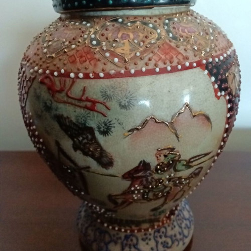 Vintage Chinese Satsuma Style Vase with Lid like new
