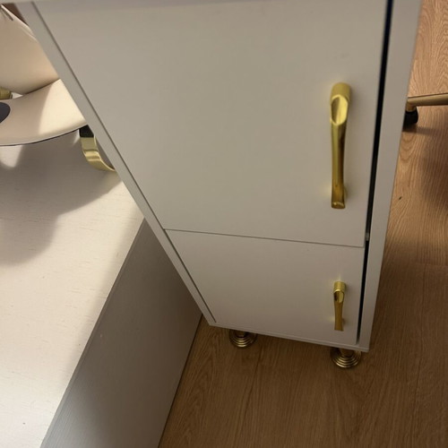 Manicure desk like new with extractor and 4 pouro chairs