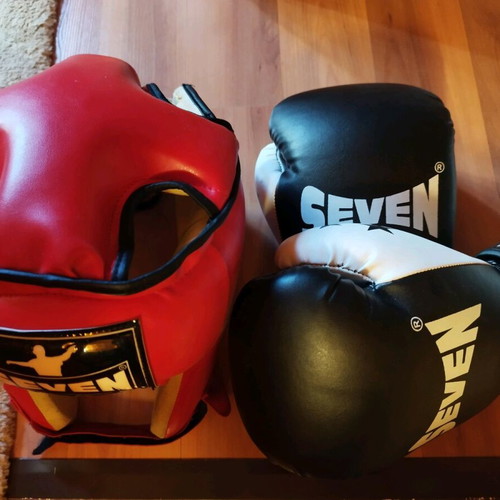 Kickboxing equipment Seven helmet and gloves set like new