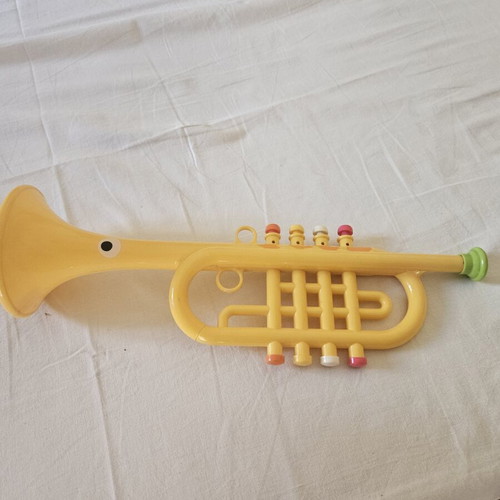 Toy trumpet with sound