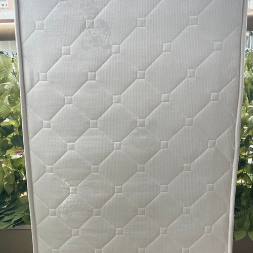 Children's mattress like new, hypoallergenic with removable fabric