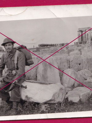 Φωτογραφία στρατιώτη στην Αρχαία Κόρινθο μεταχειρισμένη, 1960