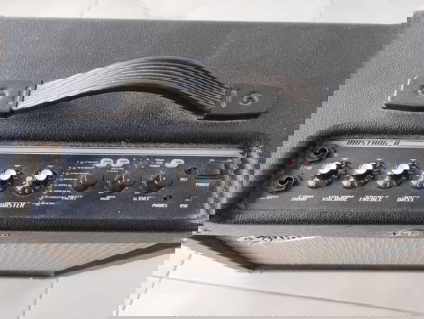 Електрически усилвател за китара Fender Mustang II