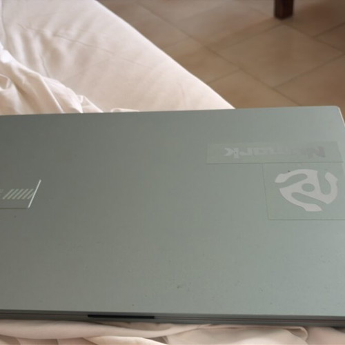 Asus Vivobook 2023 model like new, 15.6 inch, AMD Ryzen, 16GB RAM, 500GB SSD