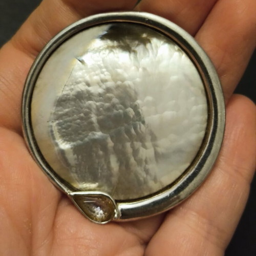 Oxette large impressive pendant with shell like new