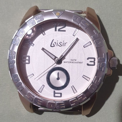 Loisir watch dial used without strap
