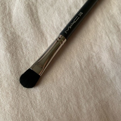 MAC 246 Synthetic Fluffy Eye Brush like new