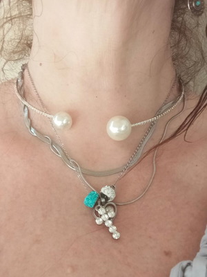 Chic choker with rhinestones and double faux pearls new, silver color
