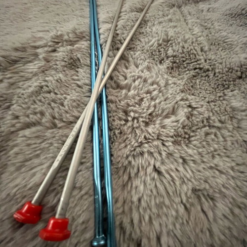 Knitting needles used, 2 pairs