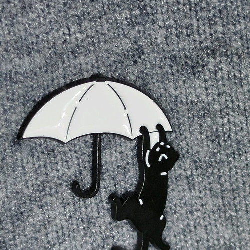 Cat brooch new, black and white