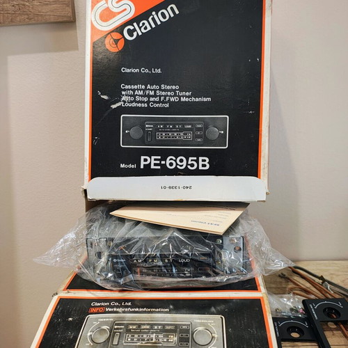 Clarion vintage radio like new