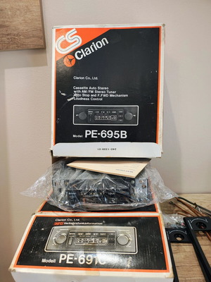Clarion vintage radio like new