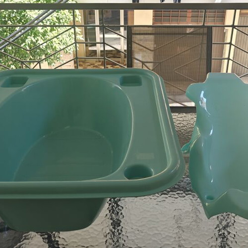 Baby bathtub with anti-slip bath base