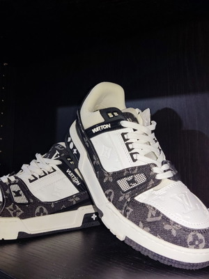 Luis Vuitton Trainer Sneakers used, black and white, size 43-44