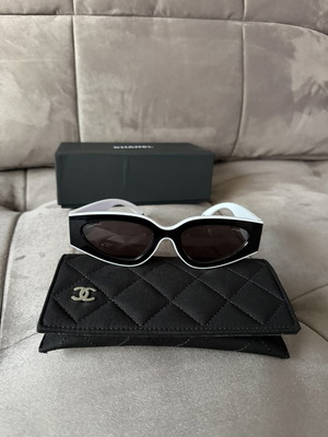Chanel sunglasses new, black and white