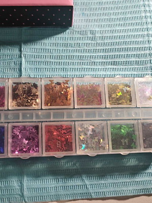 Προϊόντα ονυχοπλαστικής καινούργια, πακέτο με gel και φόρμες νυχιών