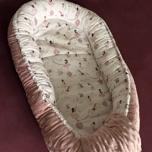 Baby nest like new, minimally used from 0 months