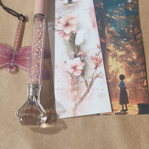 Set of 1 pen and 3 bookmarks used