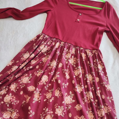 Shein dress with long sleeves, knee-length, like new, red, size M