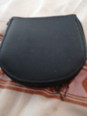 Small Gewa wallet with zipper and two compartments, black