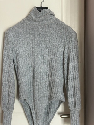 Grey bodysuit with puffy sleeves
