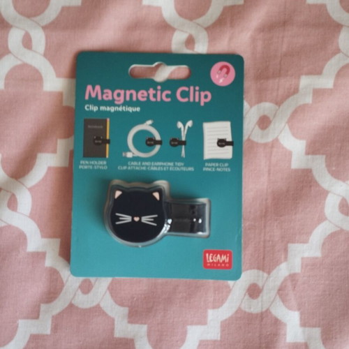 Legami cat-themed pack new, Bluetooth charger, magnetic clip, travel pillow