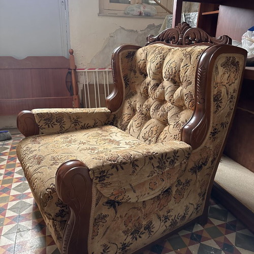 Vintage 80s sofa with carved wood – retro statement piece
