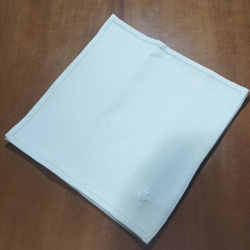 Tablecloth set with 12 beige embroidered napkins like new