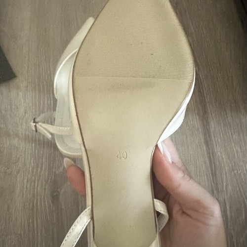 White elegant pumps size 40, new with back strap