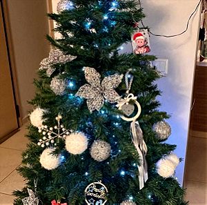Χριστουγεννιάτικο δέντρο με τα στολίδια