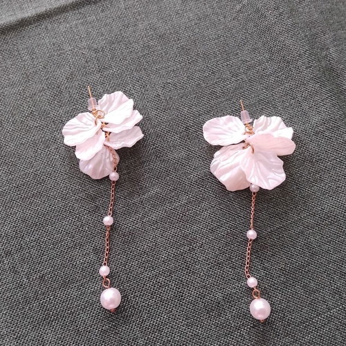 Dangling earrings new with floral motif and artificial pearls