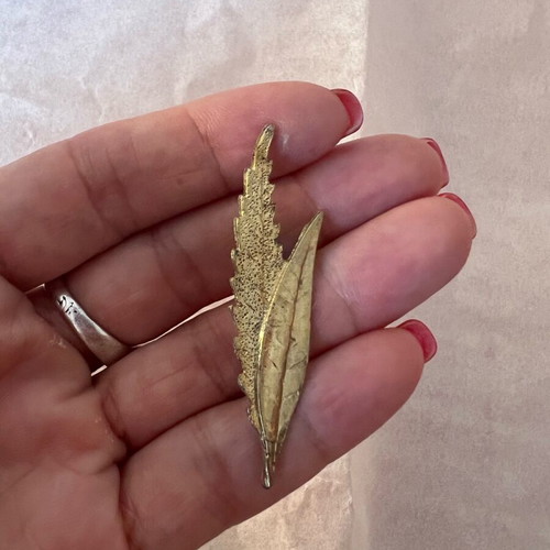 Pin with two leaves like new, gold-colored