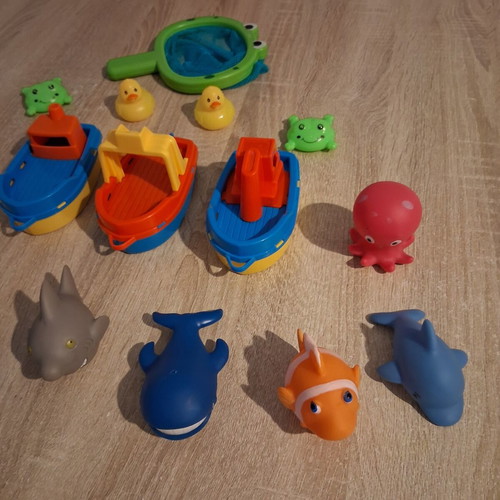 Baby bath toys pack of 16, like new, water squirting animals