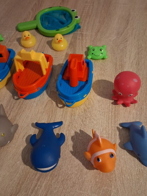 Baby bath toys pack of 16, like new, water squirting animals