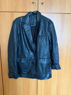 Δερμάτινη σακάκι Bershka μεταχειρισμένο, oversized, μέγεθος M, μαύρο