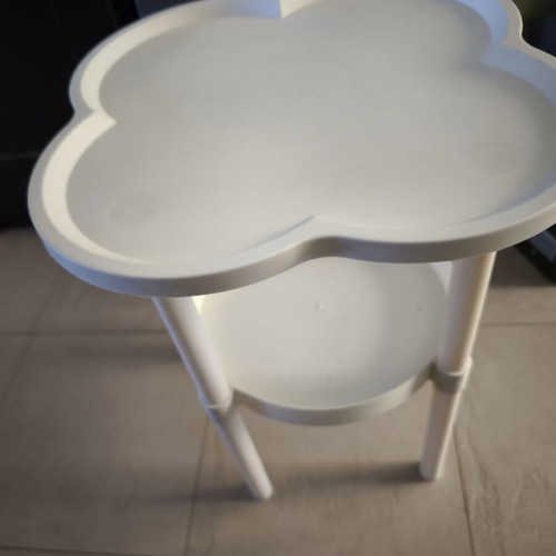 Flower-shaped plastic table like new, versatile use, 33x33x46 cm