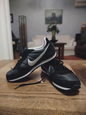 Nike women's athletic shoes used, size 37, black