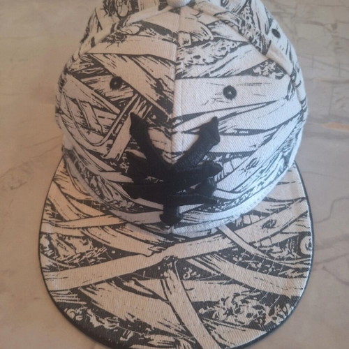 Zoo York hat like new, acrylic and elastic, size 57, black and white