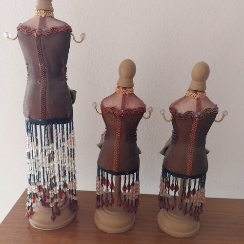 Decorative jewelry hangers like new, set