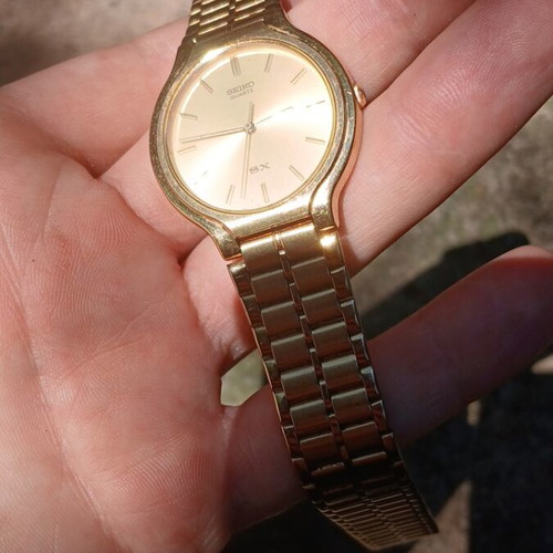 Seiko Quartz SX V701-6K00 wristwatch like new, missing strap clasp