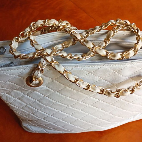 Leather shoulder bag, ivory, gold chain strap