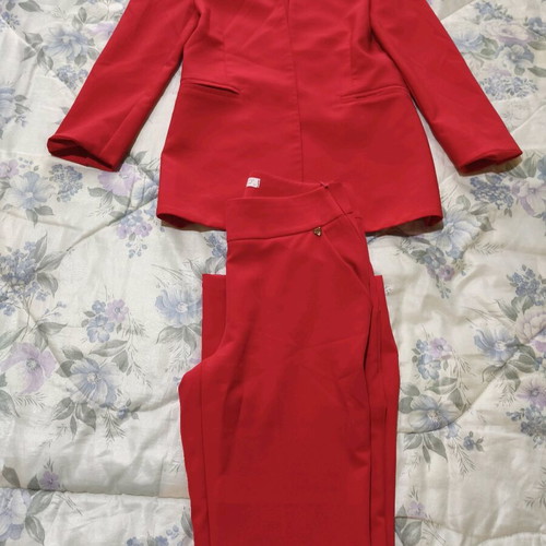 Enzzo women's suit set like new, red