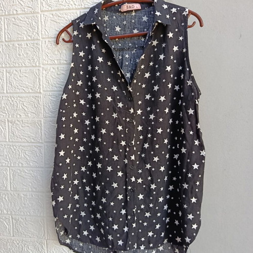 Sleeveless shirt like new, black and white with stars