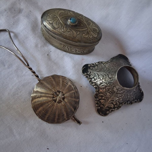 Set of 3 vintage metal decorative items like new