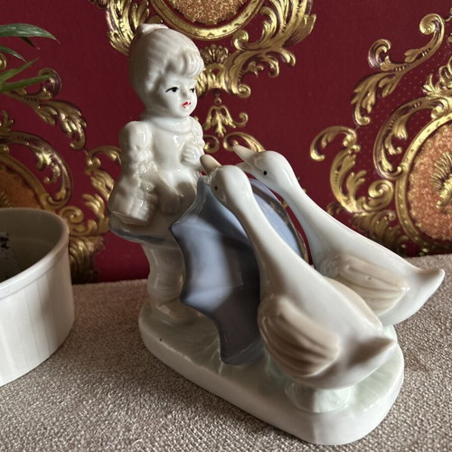 Porcelain Figurine Germain Handgemalt Mother Goose and Girl with Umbrella like new
