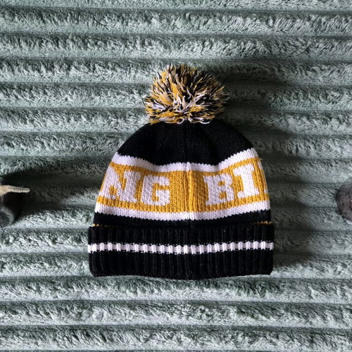 Billabong hat like new, one size, black and orange