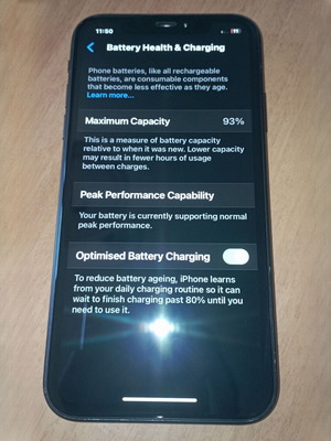 iPhone XR black like new, 64GB, with case and screen protectors