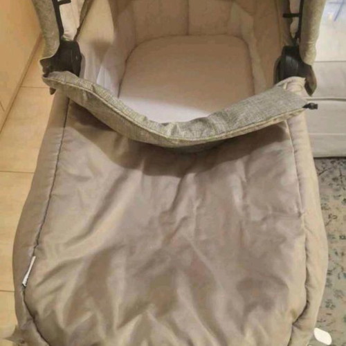 Hauck bassinet like new with support frame