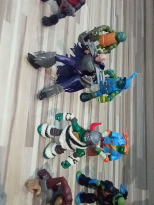 TMNT figures like new, selling separately, set of 8